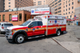 Xe cứu thương rời lối vào một bệnh viện ở thành phố New York vào ngày 11/05/2023. (Ảnh: Spencer Platt/Getty Images)