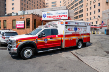 Xe cứu thương rời lối vào một bệnh viện ở thành phố New York vào ngày 11/05/2023. (Ảnh: Spencer Platt/Getty Images)
