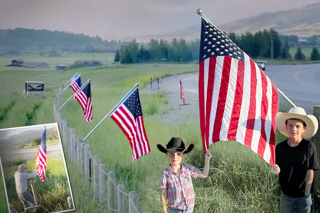 Gia đình tại một trang trại ở Wyoming treo vô số lá cờ dọc đường cao tốc để đón mừng Ngày Độc Lập
