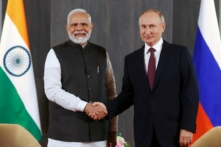 Tổng thống Nga Vladimir Putin (bên phải) và Thủ tướng Ấn Độ Narendra Modi tạo dáng để chụp ảnh bắt tay trước cuộc hội đàm bên lề Hội nghị thượng đỉnh Tổ chức Hợp tác Thượng Hải (SCO) ở Samarkand, Uzbekistan, vào ngày 16/09/2022. (Ảnh: Alexandr Demyanchuk, Sputnik, Kremlin Pool Photo qua AP)