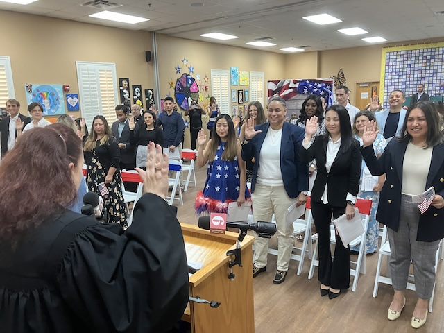Thẩm phán Leslie Hoffman Price của Tòa án Địa hạt miền Trung Florida thực hiện lễ tuyên thệ công dân cho 20 người Mỹ mới trong buổi lễ nhập tịch tại Trung tâm Cộng đồng Hy vọng ở Apopka, Florida, hôm 04/07/2024. (Ảnh: The Epoch Times/John Haughey)