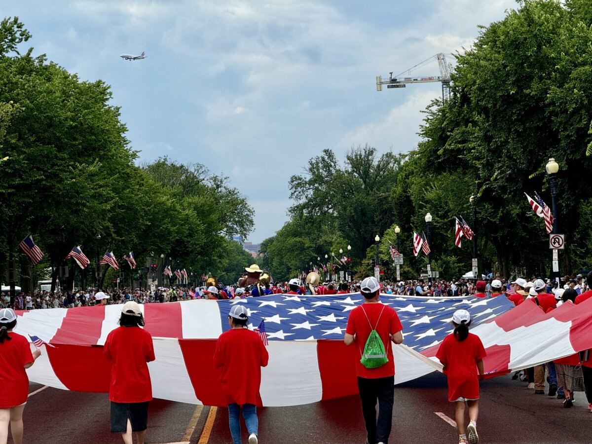 Người dân tham gia cuộc diễn hành trong lễ kỷ niệm Ngày Độc Lập ở Hoa Thịnh Đốn, hôm 04/07/2024. (Ảnh: Daniel Slim/AFP qua Getty Images)