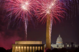 Pháo bông nổ rực rỡ trên bầu trời National Mall, Đài tưởng niệm Lincoln, Đài tưởng niệm Washington và Tòa nhà Quốc hội Hoa Kỳ trong lễ kỷ niệm Ngày Độc Lập ở Hoa Thịnh Đốn hôm 04/07/2024. (Ảnh: Mark Schiefelbein/AP Photo)