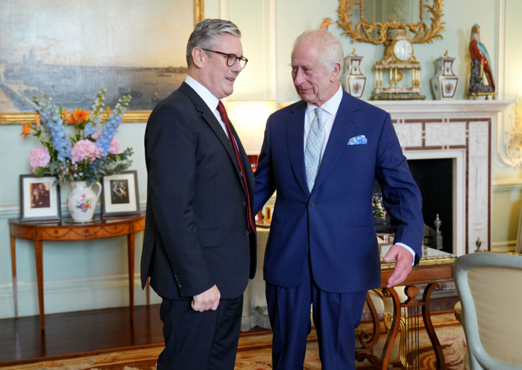 Vua Charles Đệ tam nói chuyện với tân thủ tướng, ông Keir Starmer, trong buổi tiếp kiến ​​tại Cung điện Buckingham, London, hôm 05/07/2024. (Ảnh: Yui Mok/PA Wire)