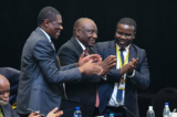 Chủ tịch đảng Đại hội Dân tộc Phi Châu (ANC) ông Cyril Ramaphosa (giữa) vui mừng sau khi được công bố là Tổng thống Nam Phi hôm 14/06/2024. (Ảnh: Rodger Bosch/AFP qua Getty Images)