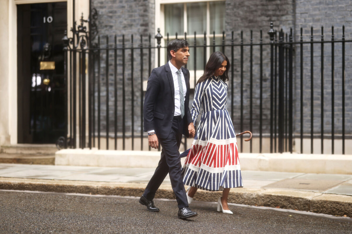 Thủ tướng sắp mãn nhiệm của Đảng Bảo Thủ Rishi Sunak và Phu nhân Akshata Murty rời số 10 Downing Street sau chiến thắng vang dội của Đảng Lao Động trong cuộc bầu cử ở London, hôm 05/07/2024. (Ảnh: Dan Kitwood/Getty Images)