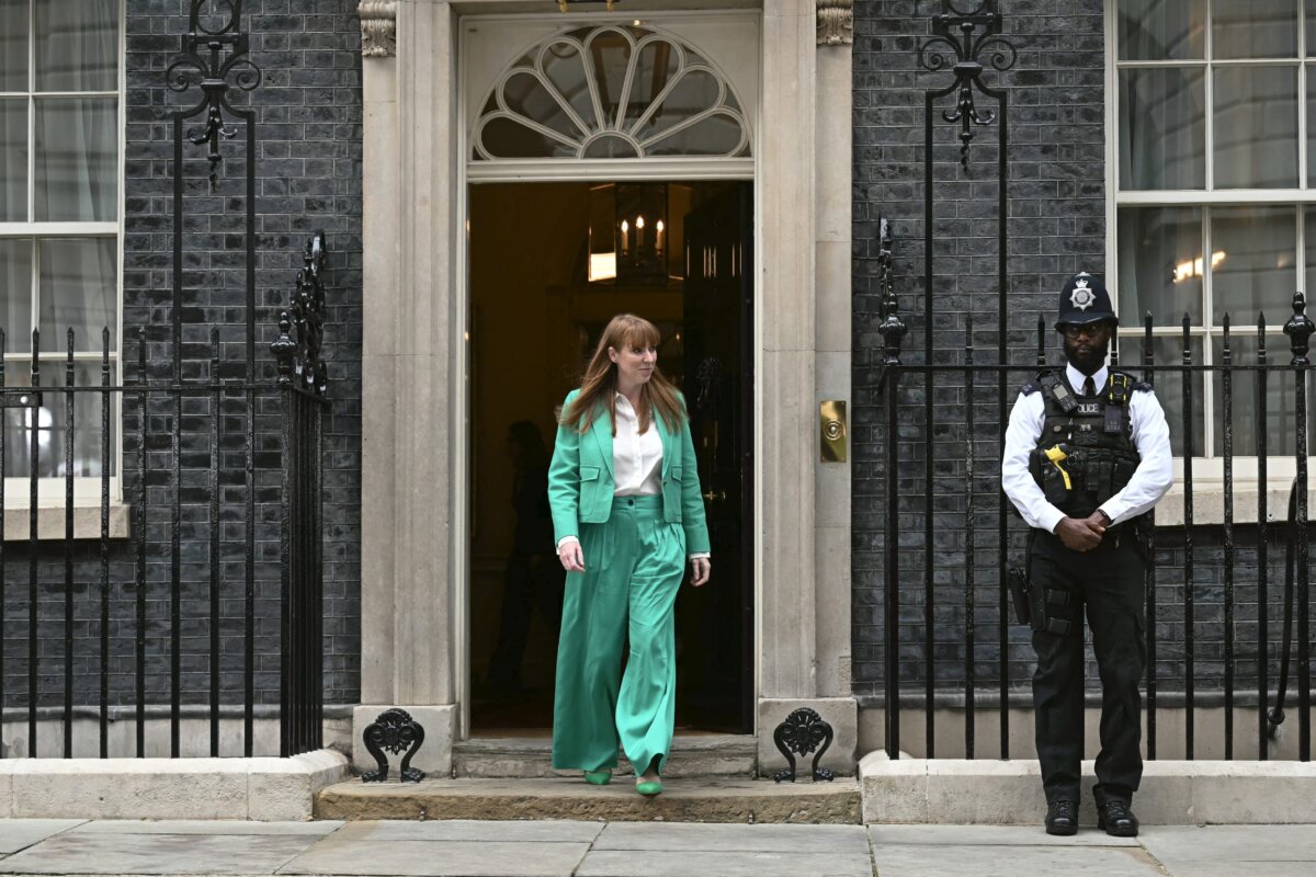 Phó lãnh đạo Đảng Lao Động Angela Rayner rời địa chỉ số 10 Downing Street sau khi được bổ nhiệm làm Phó Thủ tướng Anh, ở London, hôm 05/07/2024. (Ảnh: Paul Ellis/AFP qua Getty Images)