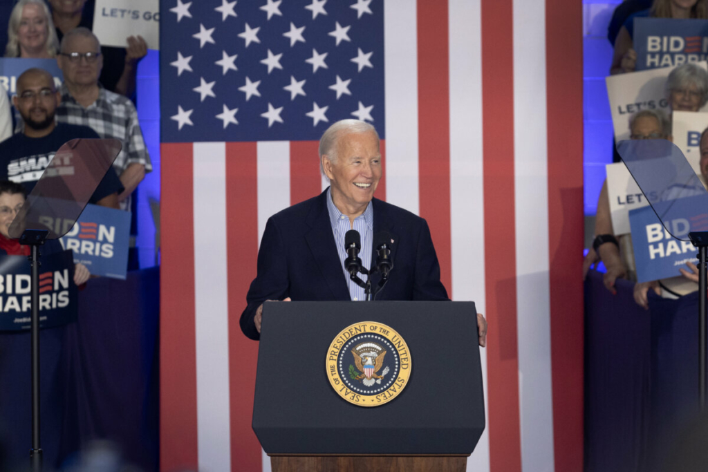 Tổng thống Joe Biden nói với những người ủng hộ trong một cuộc tập hợp vận động tranh cử tại Trường Trung học cơ sở Sherman ở Madison, Wisconsin, hôm 05/07/2024. (Ảnh: Scott Olson/Getty Images)