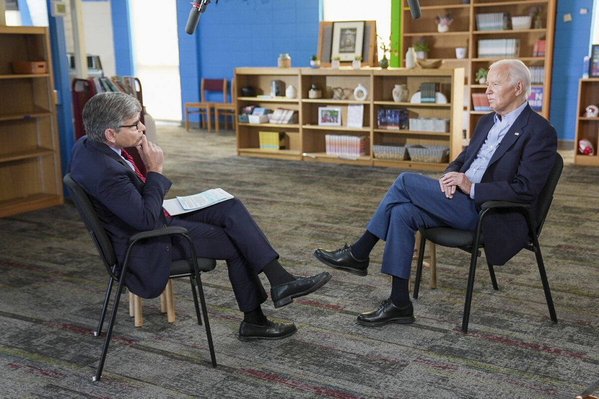 Tổng thống Joe Biden (phải) nói chuyện với người dẫn chương trình “This Week” George Stephanopoulos ở Madison, Wisconsin, vhôm 05/07/2024. (Ảnh: ABC qua Getty Images)