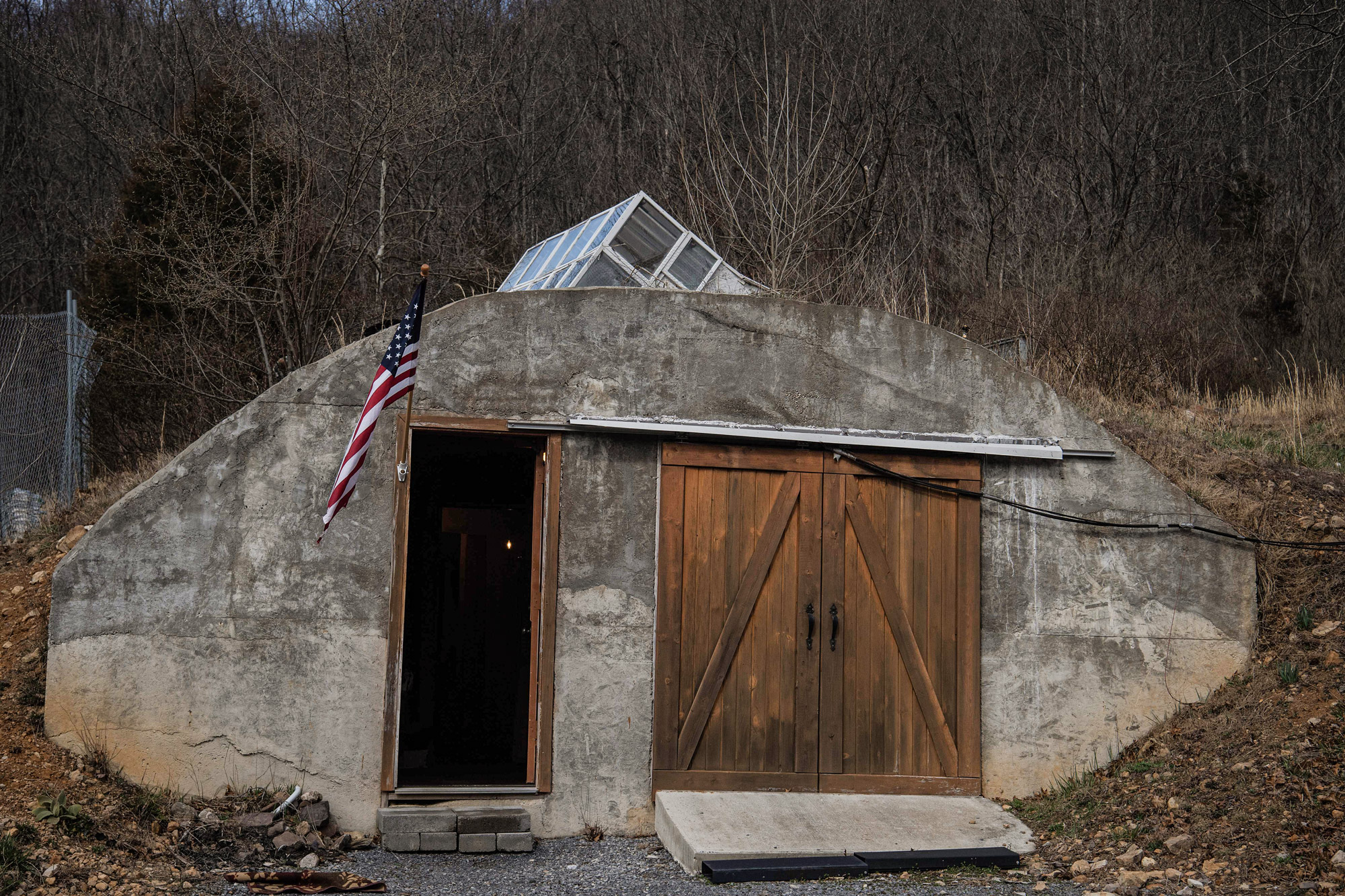 Một hầm trú ẩn tại Trang trại Fortitude ở Mathias, West Virginia, vào ngày 13/03/2020. Các thành viên của Trang trại Fortitude, một nhóm những người theo chủ nghĩa sinh tồn, có tới tận hai tuần mỗi năm để sử dụng nơi ẩn dật ở vùng nông thôn này, tận hưởng thiên nhiên, đi bộ đường dài, hoặc câu cá hồi ở sông Lost. (Ảnh: Nicholas Kamm/AFP qua Getty Images)