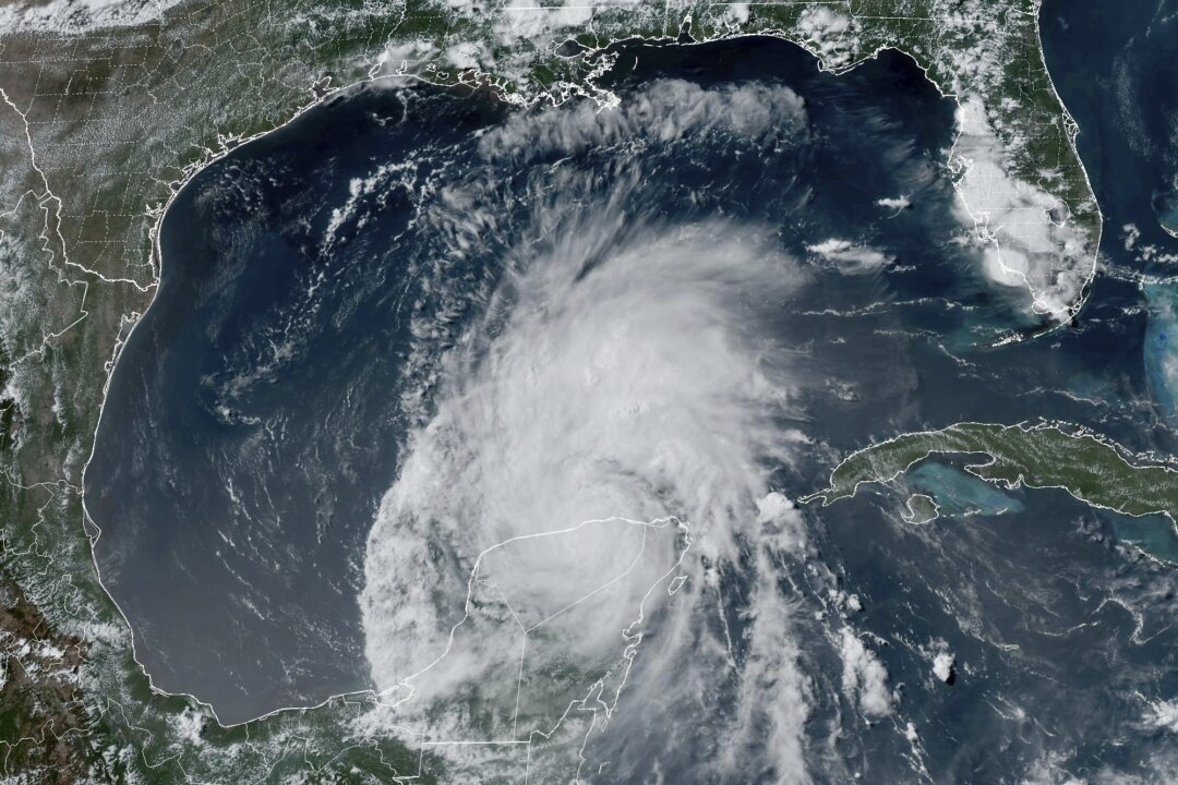 Các nhà dự báo cảnh báo cơn bão nhiệt đới Beryl ngày càng mạnh, gia tăng nguy hiểm đối với bờ biển Texas