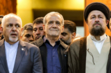 Tổng thống mới đắc cử của Iran Masoud Pezeshkian (giữa), cựu Ngoại trưởng Mohammad Javad Zarif (trái), và ông Hassan Khomeini (phải), cháu trai của người sáng lập nước Cộng hòa Hồi Giáo Ayatollah Ruhollah Khomeini, đến thăm mộ ông Khomeini ở phía nam Tehran, Iran, hôm 06/07/2024. (Ảnh: Atta Kenare/AFP qua Getty Images)