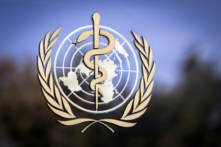 Logo của Tổ chức Y tế Thế giới WHO tại trụ sở ở Geneva vào ngày 24/10/2017. (Ảnh: FABRICE COFFRINI/AFP qua Getty Images)