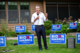 Thống đốc California Gavin Newsom vận động tranh cử cho Tổng thống Joe Biden tại sự kiện “BBQ cho Biden–Harris” của Đảng Dân Chủ Quận Van Buren, hôm 04/07/2024 tại South Haven, Michigan. (Ảnh: Bill Pugliano/Getty Images)