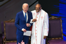 Tổng thống Joe Biden (trái) đứng cùng Giám mục Ernest Morris Sr. trong một buổi thánh lễ tại nhà thờ và sự kiện tranh cử tại Nhà thờ Chúa Ki-tô Mount Airy ở Philadelphia, hôm 07/07/2024. (Ảnh: Saul Loeb/AFP qua Getty Images)