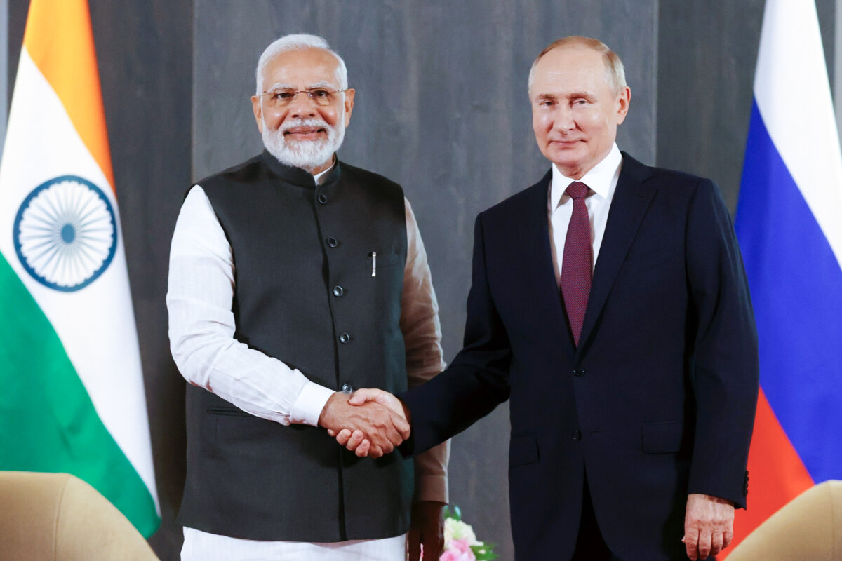Tổng thống Nga Vladimir Putin (bên phải) và Thủ tướng Ấn Độ Narendra Modi chụp ảnh trước cuộc hội đàm bên lề hội nghị thượng đỉnh Tổ chức Hợp tác Thượng Hải ở Samarkand, Uzbekistan, vào ngày 16/09/2022. (Ảnh: Alexandr Demyanchuk, Sputnik, Kremlin Pool Photo qua AP)