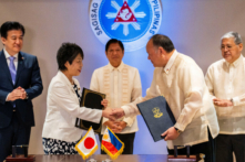 Ngoại trưởng Nhật Bản Yoko Kamikawa và Bộ trưởng Quốc phòng Philippines Gilberto Teodoro bắt tay sau khi ký thỏa thuận tiếp cận tương hỗ, tại Cung điện Malacanang ở Manila, Philippines, hôm 08/07/2024. (Ảnh: Lisa Marie David/Reuters)