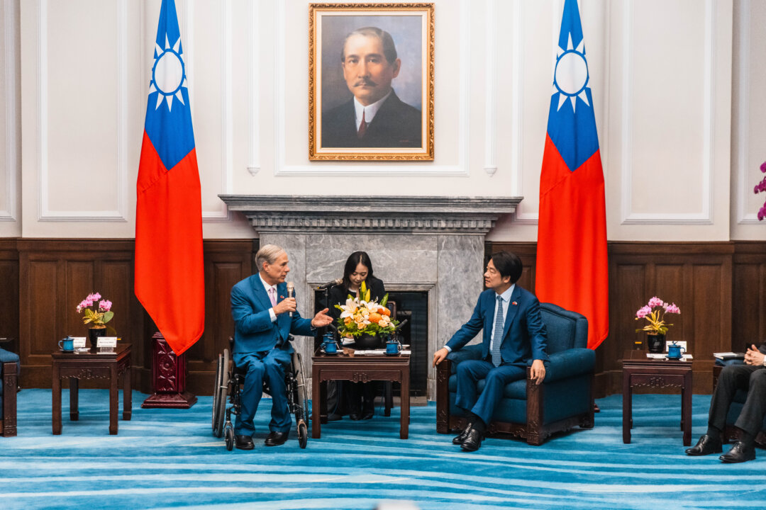 Thống đốc Texas Greg Abbott (trái) gặp Tổng thống Đài Loan Lại Thanh Đức tại Đài Bắc, Đài Loan, hôm 07/07/2024. (Ảnh: Văn phòng Thống đốc Texas)