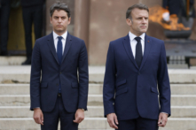 Tổng thống Pháp Emmanuel Macron (phải) và Thủ tướng Pháp Gabriel Attal tham dự một buổi lễ tưởng niệm tại đài tưởng niệm Mont-Valerien ở Suresnes, ngoại ô Paris, hôm 18/06/2024. (Ảnh: Ludovic Marin/Pool/AFP qua Getty Images)