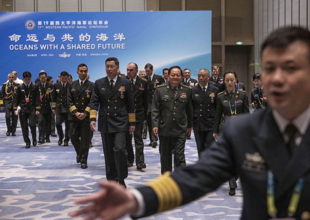 Thượng tướng Trương Hựu Hiệp, Phó Chủ tịch Quân ủy Trung ương Trung Quốc, (ở giữa bên phải), đi cùng những người tham dự khác sau khi chụp ảnh nhóm trước khi khai mạc Hội nghị Hải quân Tây Thái Bình Dương, hôm 22/04/2024, tại Thanh Đảo, Trung Quốc. (Ảnh: Kevin Frayer/Getty Images)