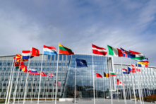 Những lá cờ tung bay bên ngoài trụ sở NATO trước cuộc họp các bộ trưởng quốc phòng của liên minh này tại Brussels vào ngày 21/10/2021. (Ảnh: Pascal Rossignol/Reuters)