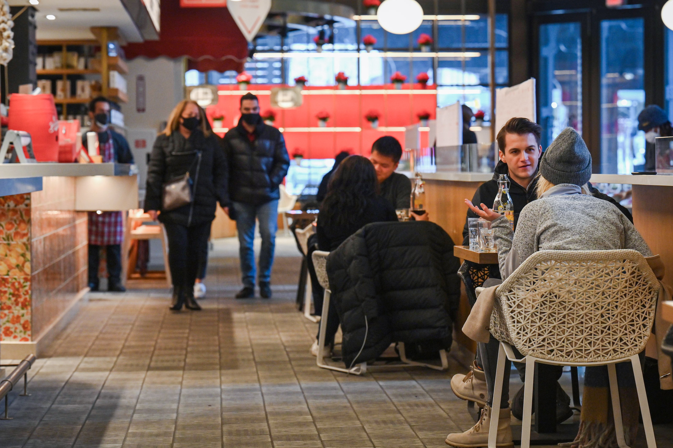 Mọi người dùng bữa tại một nhà hàng ở Hudson Yards ở thành phố New York vào ngày 12/02/2021. (Ảnh: Angela Weiss/AFP qua Getty Images)