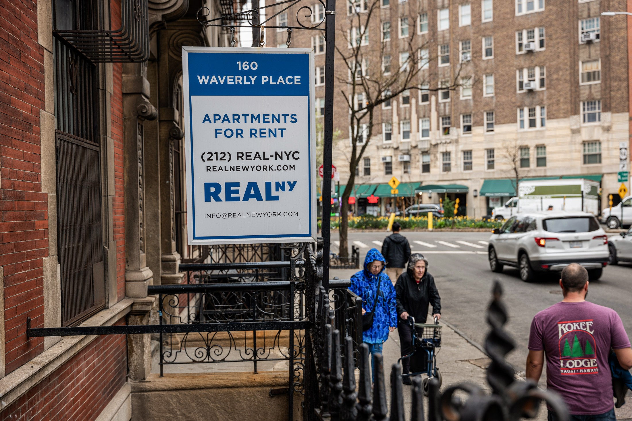 Một biển quảng cáo cho thuê căn hộ treo bên ngoài một tòa nhà ở thành phố New York hôm 11/04/2024. (Ảnh: Spencer Platt/Getty Images)