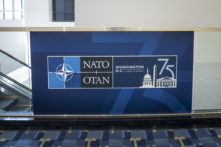 Một tấm bích chương của Trung tâm Truyền thông Quốc tế tại Hội nghị thượng đỉnh NATO năm 2024 ở Hoa Thịnh Đốn, hôm 09/07/2024. (Ảnh: Madalina Vasiliu/The Epoch Times)