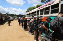 Những người Trung Quốc di cư tại trại Canaán Membrillo ở Panama lên một chiếc xe buýt hồi tháng 07/2024 cho chặng tiếp theo của hành trình vượt biên giới bất hợp pháp của mình tại phía nam Hoa Kỳ. (Ảnh: Oscar Ramirez cho The Epoch Times)