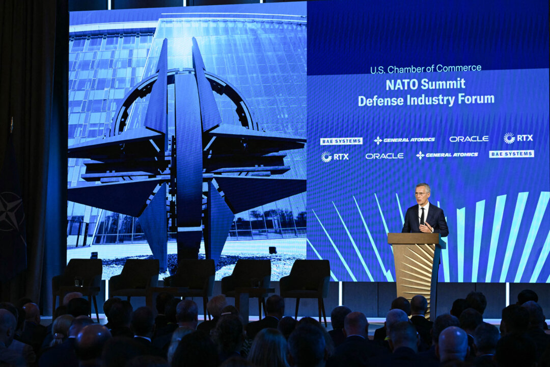 Tổng Thư ký NATO Jens Stoltenberg trình bày tại Phòng Thương mại Hoa Kỳ ở Hoa Thịnh Đốn hôm 09/07/2024. (Ảnh: Drew Angerer/AFP qua Getty Images)