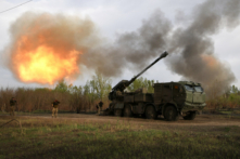 Các xạ thủ từ Lữ đoàn Cơ giới Riêng biệt số 43 thuộc Các lực lượng Vũ trang Ukraine bắn vào vị trí của Nga bằng bích kích pháo tự hành 155 mm 2C22 “Bohdana,” ở khu vực Kharkiv, trong cuộc xâm lược của Nga vào Ukraine, hôm 21/04/2024. (Ảnh: Anatolii Stepanov/AFP qua Getty Images)