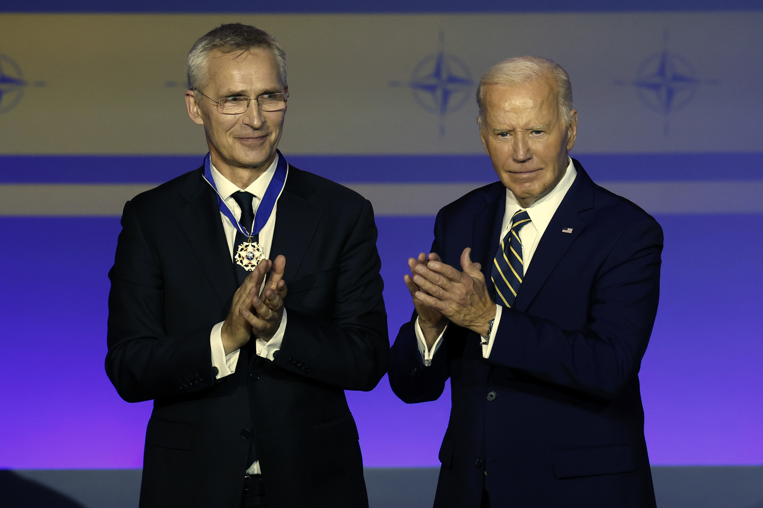 Tổng thống Joe Biden trao Huân chương Tự do của Tổng thống cho Tổng thư ký NATO Jens Stoltenberg trong sự kiện kỷ niệm 75 năm thành lập NATO, tại Thính phòng Andrew Mellon ở Hoa Thịnh Đốn, hôm 09/07/2024. (Ảnh: Kevin Dietsch/Getty Images)