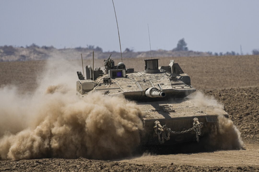 Binh sĩ Israel lái xe tăng gần biên giới Israel-Gaza, ở miền nam Israel, hôm 05/06/2024. (Ảnh: The Canadian Press/AP-Tsafr Abayov)