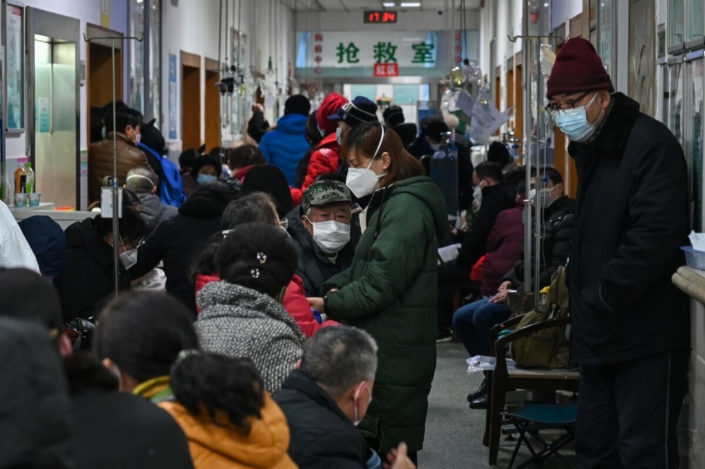 Người dân đeo khẩu trang chờ được chăm sóc y tế tại Bệnh viện Hồng Thập Tự Vũ Hán ở Vũ Hán, tỉnh Hồ Bắc, Trung Quốc, vào ngày 25/01/2020. (Ảnh: Hector Retamal/AFP qua Getty Images)