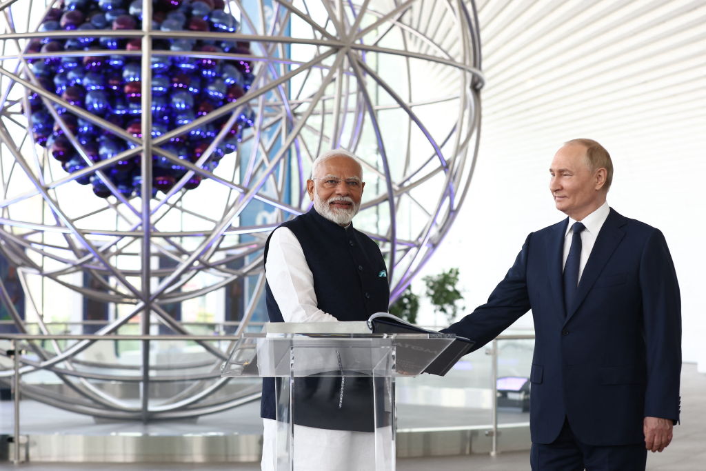 Bức ảnh do hãng thông tấn nhà nước Nga Sputnik phát hành cho thấy Tổng thống Nga Vladimir Putin và Thủ tướng Ấn Độ Narendra Modi tham quan gian hàng Atom, một trung tâm triển lãm thường trực được thiết kế để thể hiện những thành tựu chính trong quá khứ và hiện đại của Nga trong ngành điện hạt nhân, tại Trung tâm Triển lãm All-Russia ở Moscow, hôm 09/07/2024. (Ảnh: Artem Geodakyan/Pool/AFP qua Getty Images)