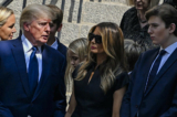 Cựu Tổng thống Donald Trump cùng cựu Đệ nhất Phu nhân Melania Trump, và con trai Barron Trump rời khỏi tang lễ của bà Ivana Trump, trong một bức ảnh tư liệu. (Ảnh: Alexi J. Rosenfeld/Getty Images)