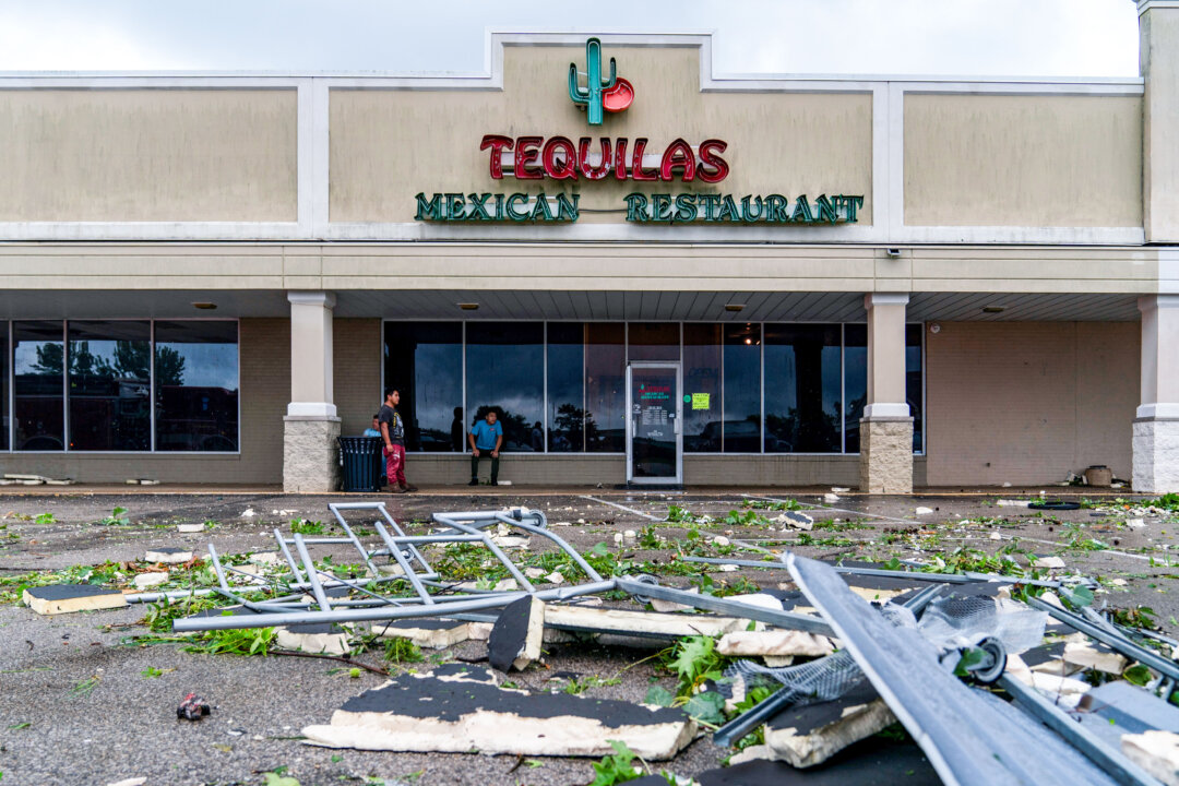 Một khu vực trả xe đẩy bị hư hại bên ngoài Nhà hàng Tequilas Mexico ở Southwind Plaza sau khi một cơn lốc xoáy rõ ràng đã tàn phá Mount Vernon, Indiana, hôm 09/07/2024. (Ảnh: MaCabe Brown/Evansville Courier & Press qua AP)