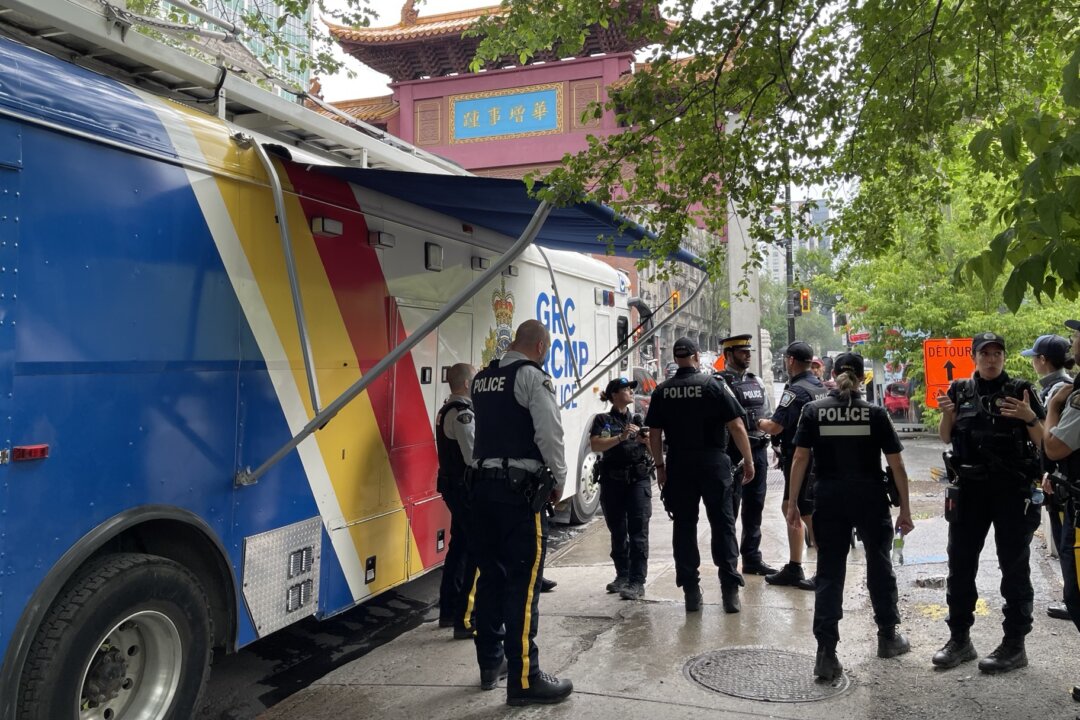 Các cảnh sát RCMP tổ chức một sự kiện tại Khu phố người Hoa của Montreal để nâng cao nhận thức về sự can thiệp của Bắc Kinh, hôm 10/07/2024. (Ảnh: Noé Chartier/The Epoch Times)