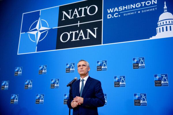 Tổng thư ký NATO Jens Stoltenberg nhận câu hỏi từ một phóng viên khi ông đến hội nghị thượng đỉnh NATO 2024 ở Hoa Thịnh Đốn hôm 10/07/2024. (Ảnh: Andrew Harnik/Getty Images)