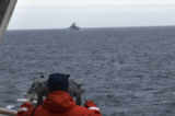 Một thành viên thủy thủ đoàn tàu Tuần Duyên Kimball quan sát một tàu ngoại quốc ở Biển Bering vào ngày 19/09/2022. (Ảnh: Địa hạt Tuần Duyên Hoa Kỳ số 17 qua AP)