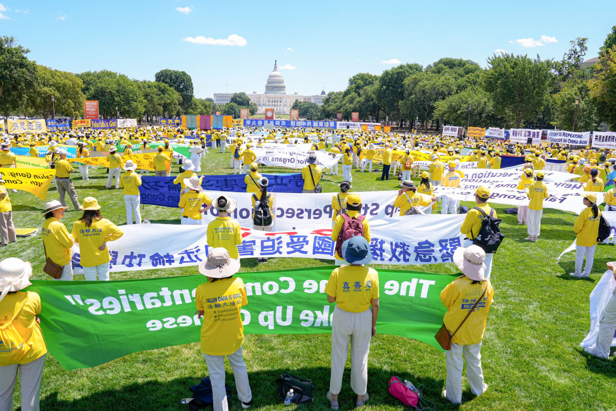 Các học viên Pháp Luân Công kêu gọi chấm dứt cuộc đàn áp kéo dài 25 năm qua của Đảng Cộng sản Trung Quốc đang diễn ra ở Trung Quốc nhắm vào các học viên Pháp Luân Công, tại National Mall ở Hoa Thịnh Đốn, hôm 11/07/2024. (Ảnh: Larry Dye/The Epoch Times)