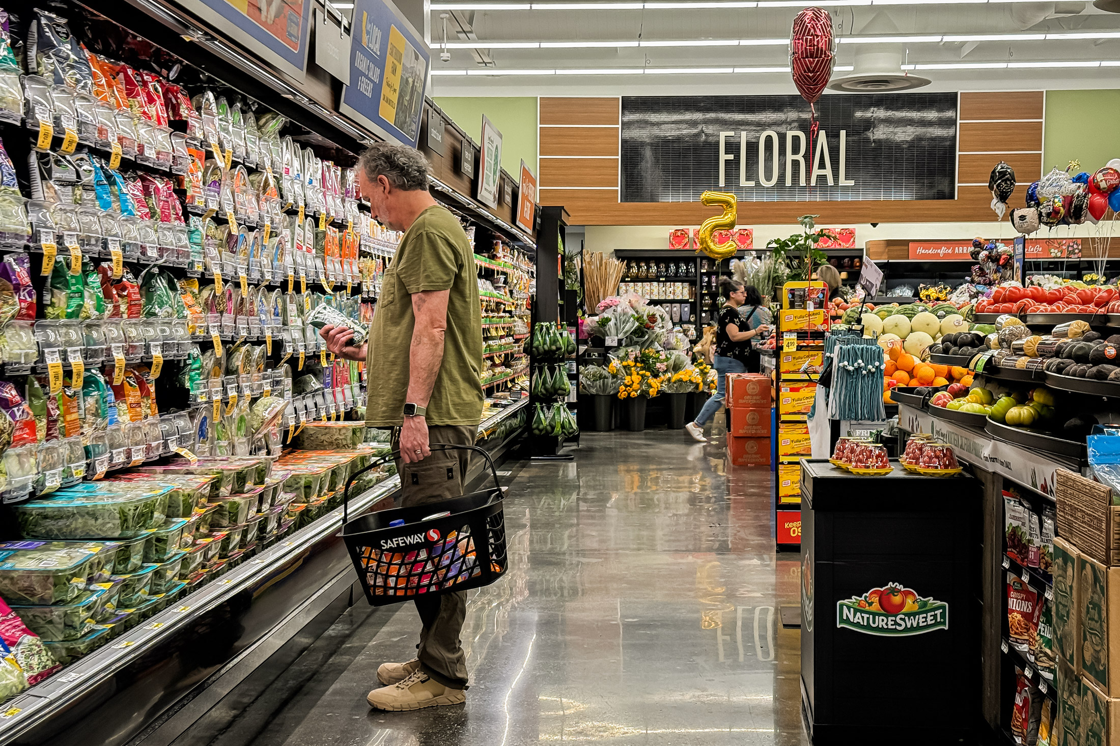Một khách hàng mua sắm tại một cửa hàng bách hóa ở Mill Valley, California, hôm 11/06/2024. Dữ liệu của chính phủ cho thấy các lĩnh vực chính đòi hỏi người tiêu dùng tăng chi tiêu để có thể duy trì cuộc sống là thực phẩm, giao thông, nhà ở, và năng lượng. (Ảnh: Justin Sullivan/Getty Images)