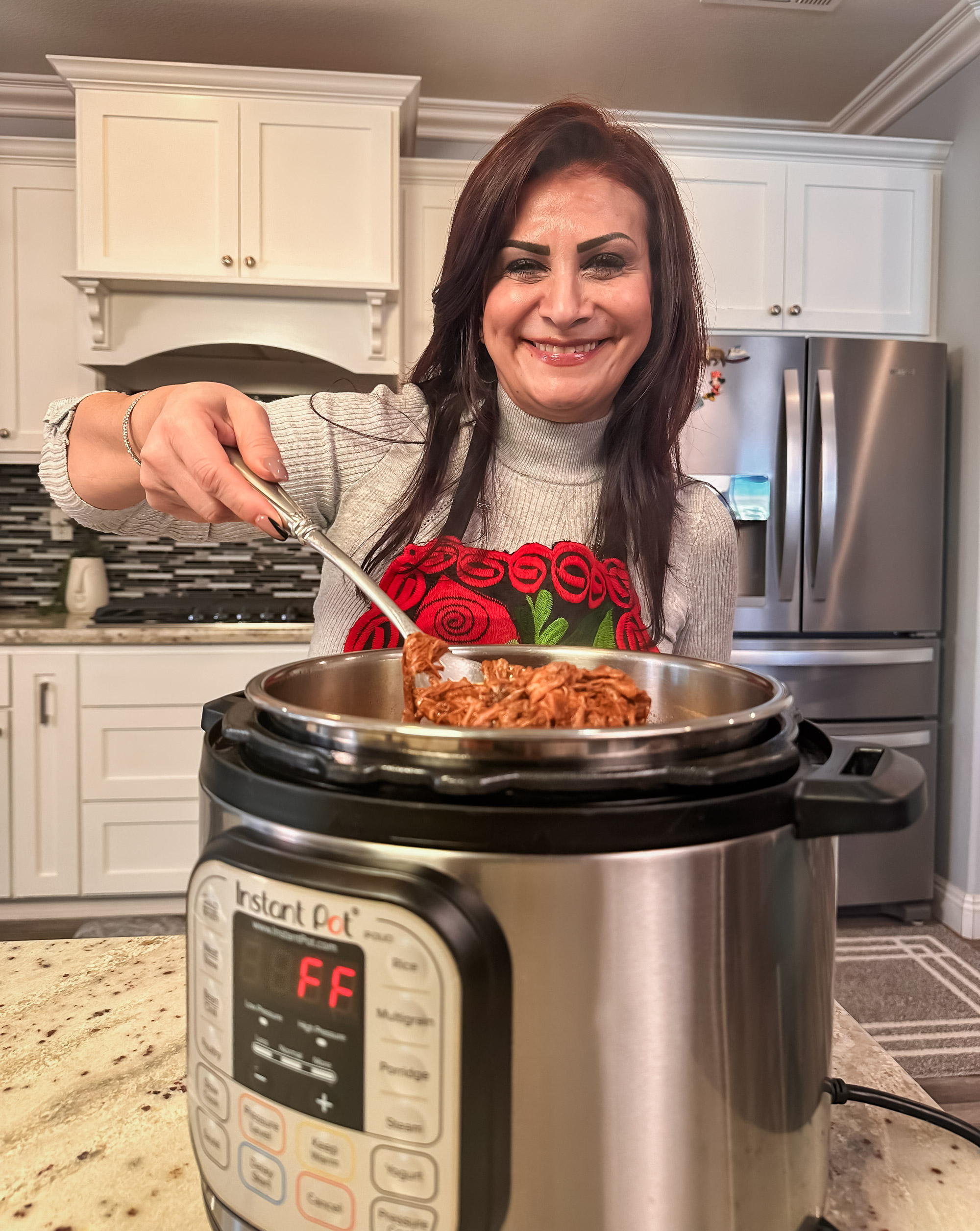 Người sáng lập EZ Bombs, bà Tina Castaneda, giới thiệu bộ dụng cụ làm bánh tacos birria tự làm của bà. (Ảnh: Do Tina Castaneda cung cấp)
