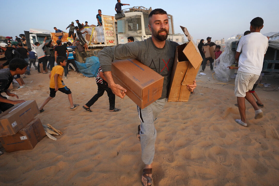 Những kẻ trộm cướp tấn công các xe tải viện trợ mắc kẹt ở biên giới Gaza