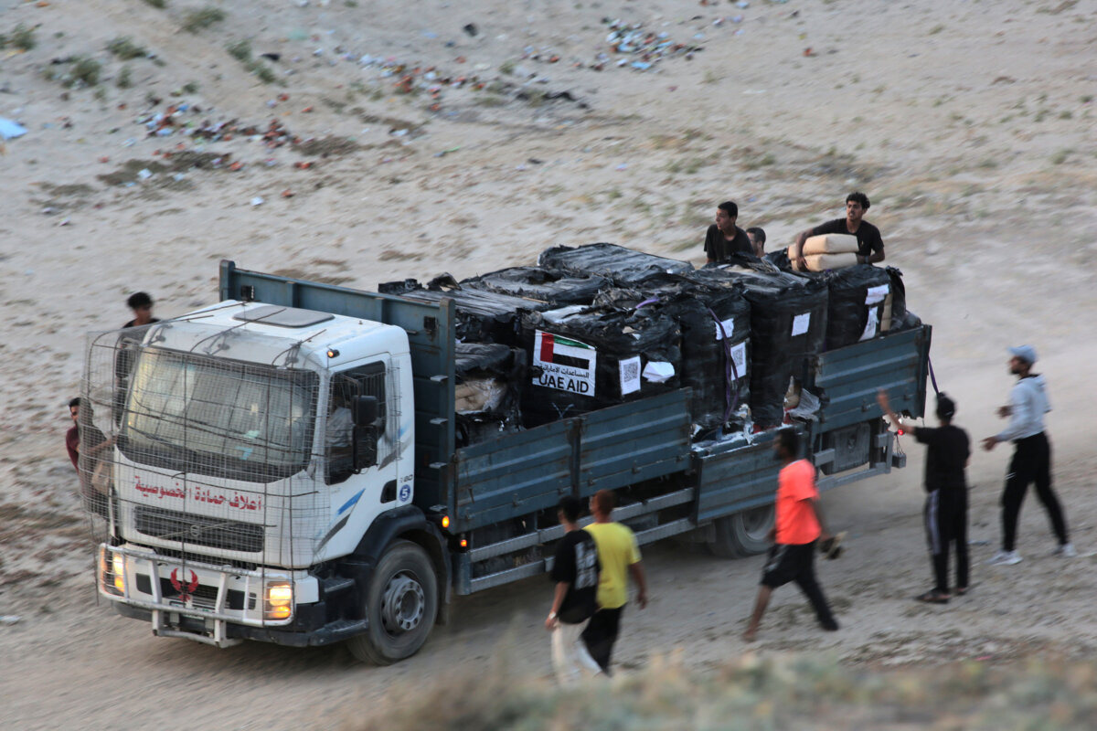 Người dân Palestine lao vào một chiếc xe tải khi chiếc xe này vận chuyển viện trợ nhân đạo quốc tế từ Bến tàu Trident do Hoa Kỳ xây dựng gần Nuseirat ở miền trung Dải Gaza hôm 18/05/2024. (Ảnh: AFP qua Getty Images)
