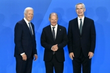 Ông Olaf Scholz, Thủ tướng Đức (giữa) được Tổng thống Hoa Kỳ Joe Biden (trái) và Tổng Thư ký NATO Jens Stoltenberg chào đón trong hội nghị thượng đỉnh kỷ niệm 75 năm NATO tại Trung tâm Hội nghị Walter E. Washington ở Hoa Thịnh Đốn hôm 10/07/2024. (Ảnh: Brendan Smialowski/AFP qua Getty Images)