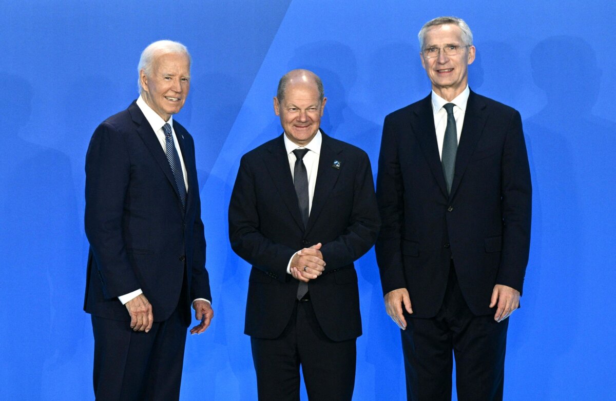 Thủ tướng Đức Olaf Scholz (giữa) được Tổng thống Hoa Kỳ Joe Biden (trái) và Tổng thư ký NATO Jens Stoltenberg chào đón trong hội nghị thượng đỉnh kỷ niệm 75 năm thành lập NATO tại Hoa Thịnh Đốn hôm 10/07/2024. (Ảnh: Brendan Smialowski/AFP qua Getty Images)