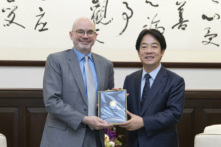 Tổng thống Đài Loan William Lại Thanh Đức (Lai Ching-te) (phải) chụp ảnh với tân giám đốc của Viện Hoa Kỳ tại Đài Loan (AIT), ông Raymond Greene, tại Đài Bắc, Đài Loan, hôm 10/07/2024. (Ảnh: Văn phòng Tổng thống Đài Loan qua AP)