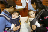 Hai bà mẹ bế con tại một triển lãm về thai kỳ và thai sản ở Seoul, Nam Hàn, vào ngày 17/02/2005. (Ảnh: Chung Sung-Jun/Getty Images)