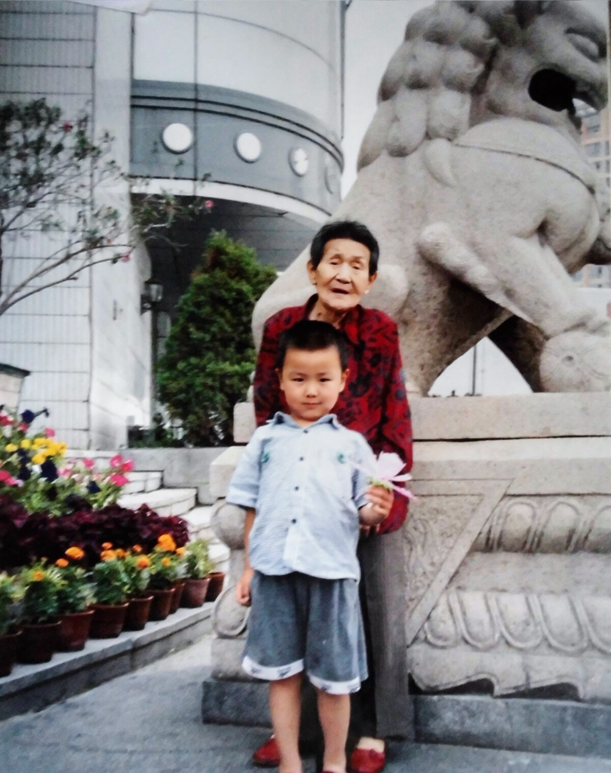 Bức ảnh không ghi ngày tháng của anh Lý Hồng Tường chụp cùng bà cố ở Trung Quốc. (Ảnh: Được đăng dưới sự cho phép của Minghui.org)